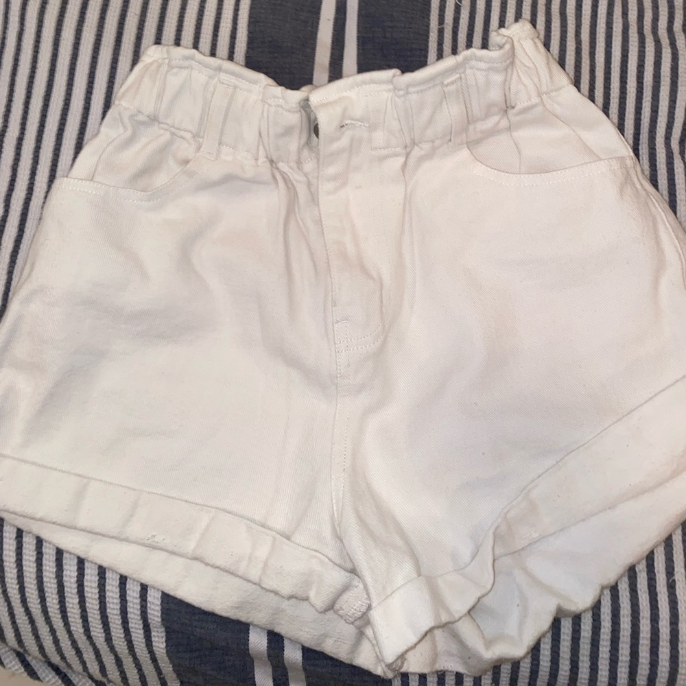 High-waisted white shorts Laura’s Boutique